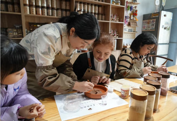 四川绵阳：非遗“圈粉”异国青年 指尖触摸传统技艺之美