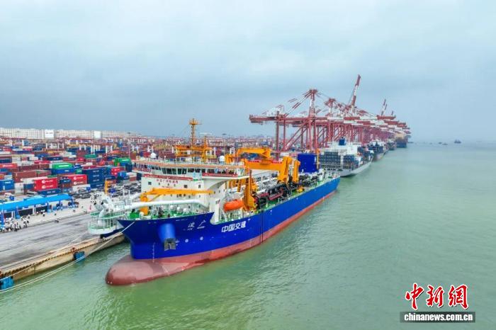 亚洲最大耙吸式挖泥船“浚广”轮在广州南沙入列启用