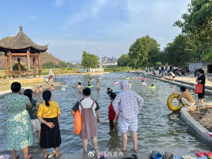 Free village swimming pool becomes summer hotspot for children in east China