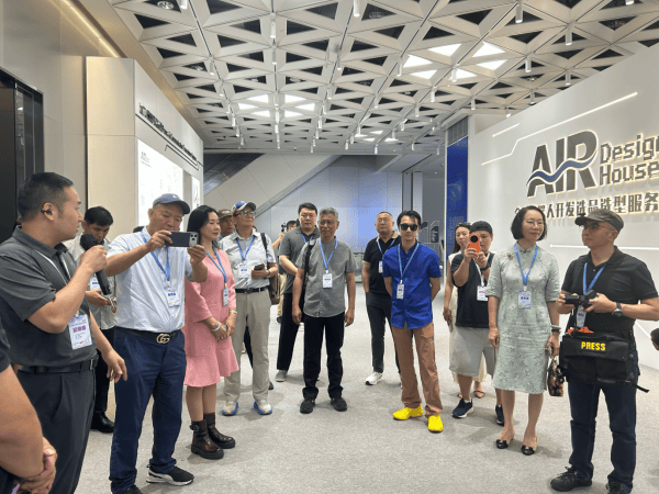 海外华媒社长总编辑探访“具宝盆”AI生态创新社区 见证具身智能走向现实