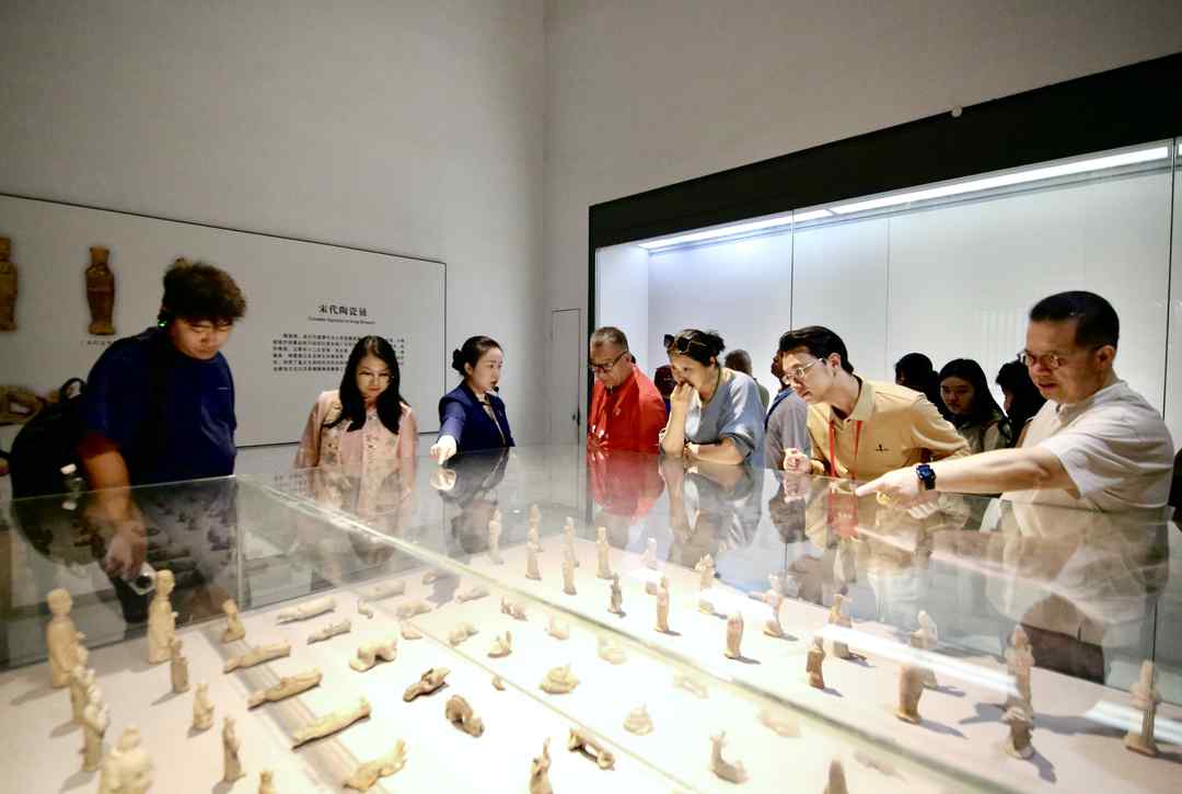读瓷史赏国瓷学制瓷 海外华文媒体及网红走进千年瓷都